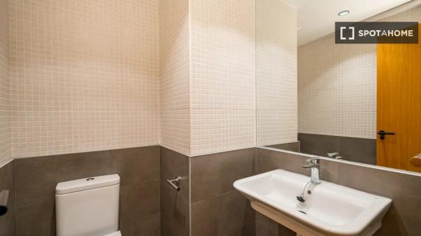 Pokój w mieszkaniu dzielonym do wynajęcia w Nueva España, Madryt