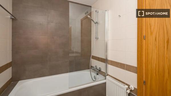 Pokój w mieszkaniu dzielonym do wynajęcia w Nueva España, Madryt