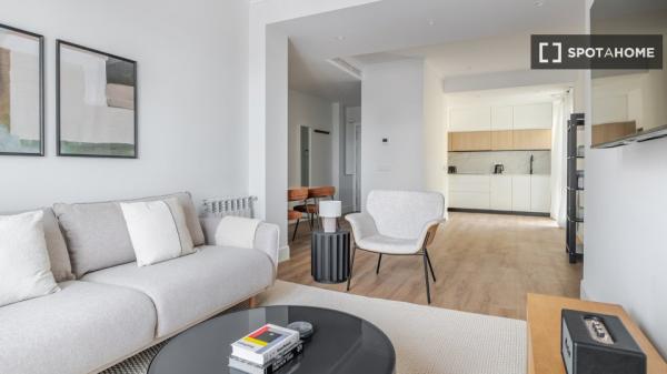 Apartamento de 3 dormitorios en alquiler en Fuente del Berro, Madrid