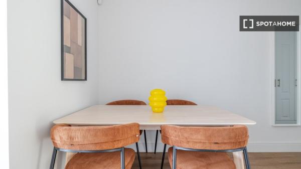 Apartamento de 3 dormitorios en alquiler en Fuente del Berro, Madrid