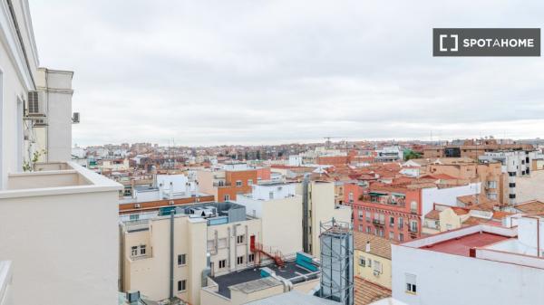 Apartamento de 3 dormitorios en alquiler en Fuente del Berro, Madrid