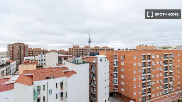 Apartamento de 3 dormitorios en alquiler en Fuente del Berro, Madrid