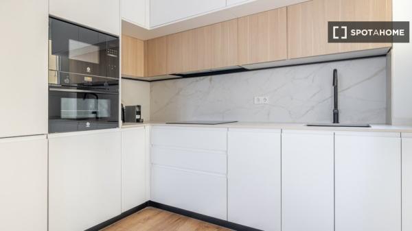 Apartamento de 3 dormitorios en alquiler en Fuente del Berro, Madrid