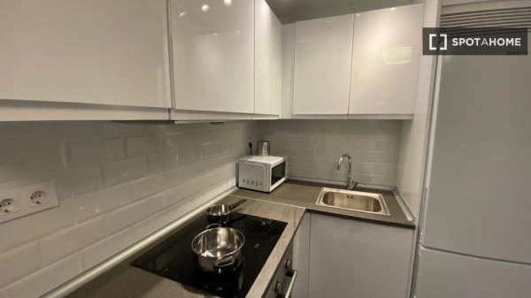 Zimmer in Wohngemeinschaft in Aluche, Madrid, zu vermieten.