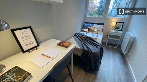 Zimmer in Wohngemeinschaft in Aluche, Madrid, zu vermieten.