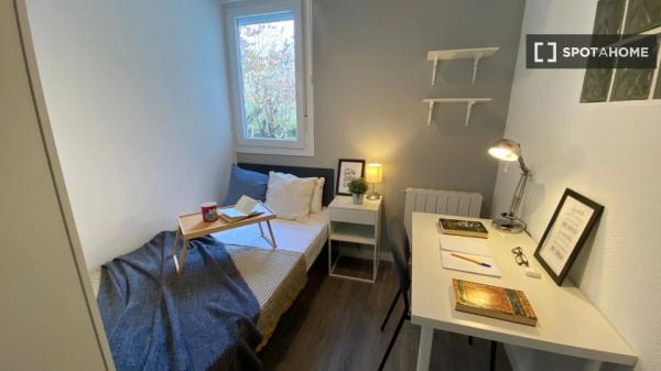 Zimmer in Wohngemeinschaft in Aluche, Madrid, zu vermieten.
