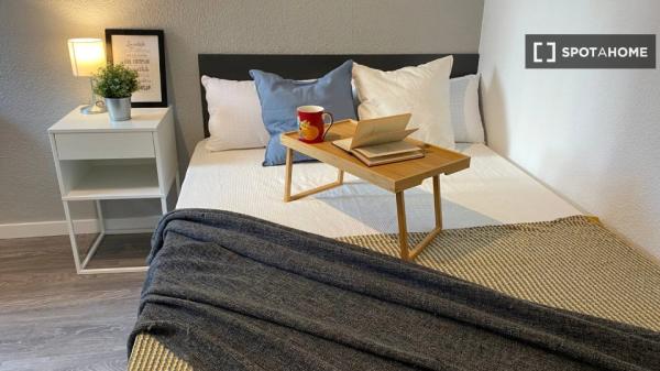 Zimmer in Wohngemeinschaft in Aluche, Madrid, zu vermieten.