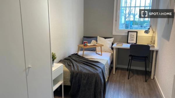 Zimmer in Wohngemeinschaft in Aluche, Madrid, zu vermieten.