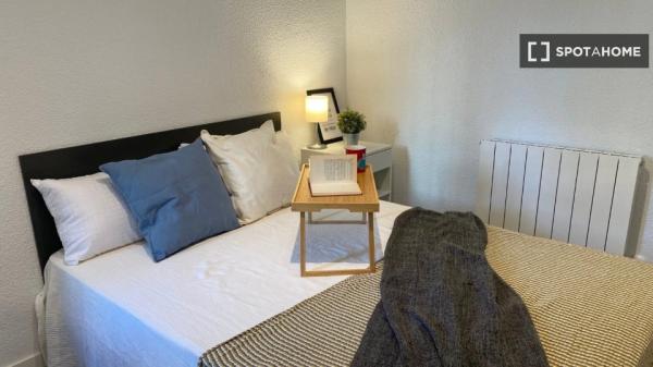 Zimmer in Wohngemeinschaft in Aluche, Madrid, zu vermieten.