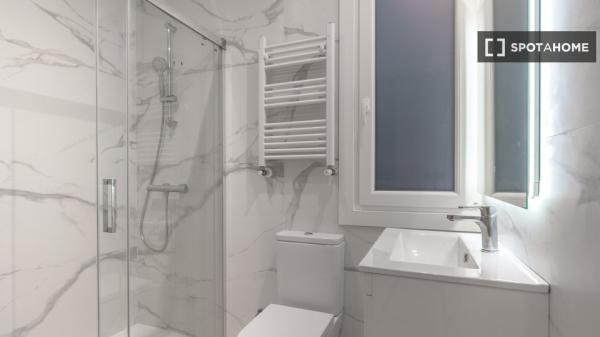 Pokój w 6-pokojowym apartamencie w Gros, San Sebastián