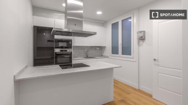 Pokój w 6-pokojowym apartamencie w Gros, San Sebastián