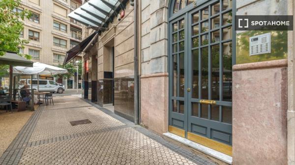 Pokój w 6-pokojowym apartamencie w Gros, San Sebastián