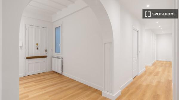 Pokój w 6-pokojowym apartamencie w Gros, San Sebastián