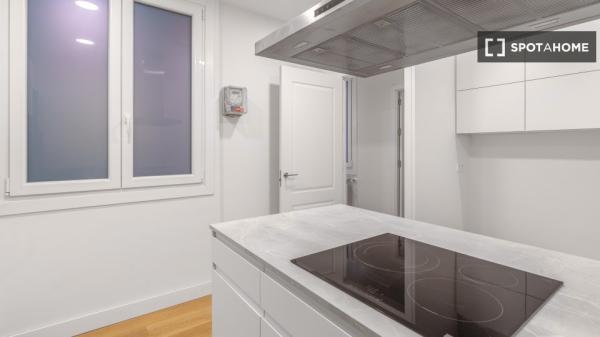 Pokój w 6-pokojowym apartamencie w Gros, San Sebastián