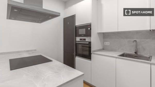 Pokój w 6-pokojowym apartamencie w Gros, San Sebastián