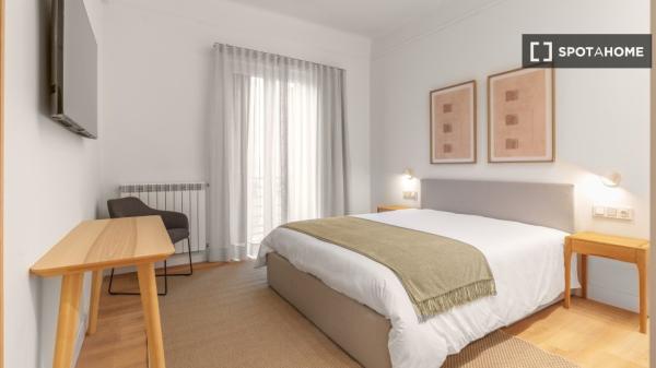 Pokój w 6-pokojowym apartamencie w Gros, San Sebastián