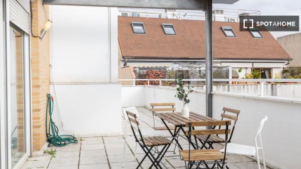 Habitación en piso compartido de 4 habitaciones en alquiler en Numancia, Madrid