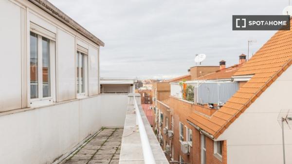 Habitación en piso compartido de 4 habitaciones en alquiler en Numancia, Madrid