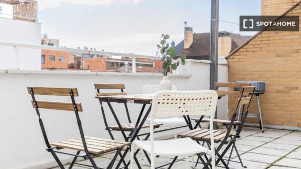 Habitación en piso compartido de 4 habitaciones en alquiler en Numancia, Madrid