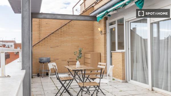 Habitación en piso compartido de 4 habitaciones en alquiler en Numancia, Madrid