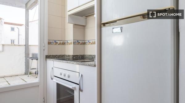 Habitación en piso compartido de 4 habitaciones en alquiler en Numancia, Madrid