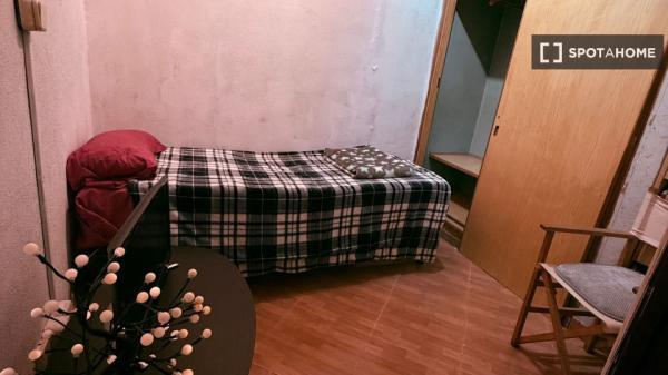 Habitación en piso compartido en madrid.