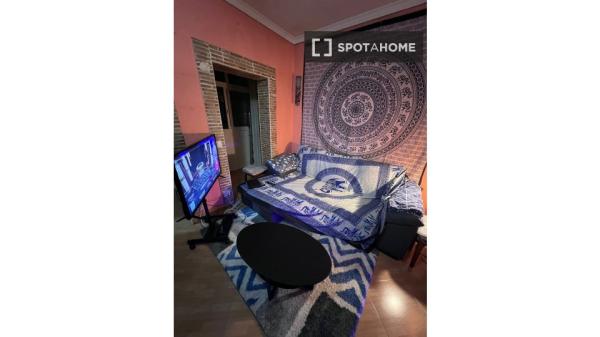 Habitación en piso compartido en madrid.