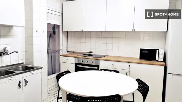 Room in shared apartment in Madrid