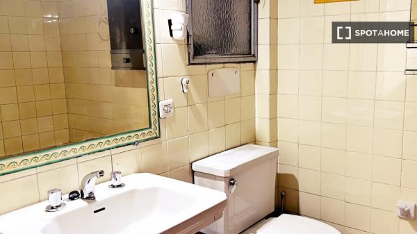 Room in shared apartment in Madrid