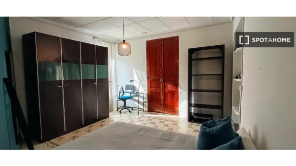 Habitación en piso compartido de 3 habitaciones, Burjassot