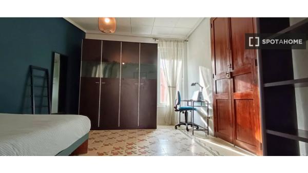 Habitación en piso compartido de 3 habitaciones, Burjassot