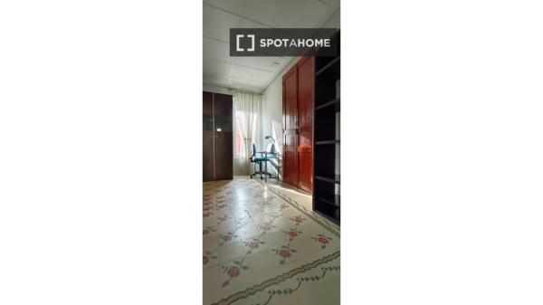 Habitación en piso compartido de 3 habitaciones, Burjassot