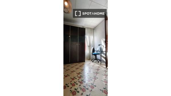 Habitación en piso compartido de 3 habitaciones, Burjassot