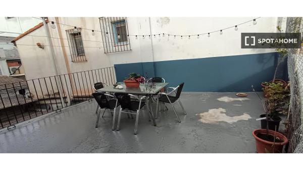 Habitación en piso compartido de 3 habitaciones, Burjassot