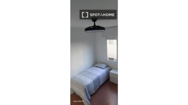 Pokój w mieszkaniu dzielonym z 4 sypialniami w dzielnicy Eixample w Barcelonie