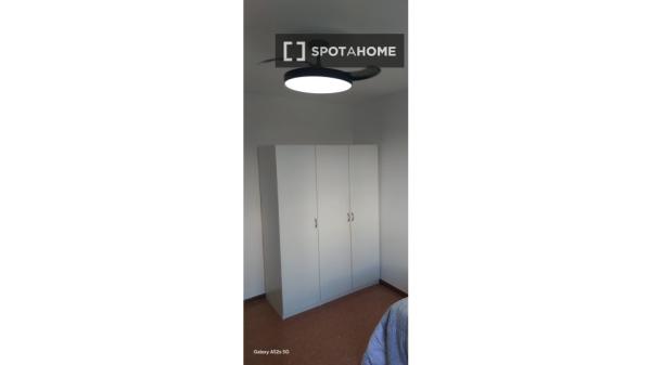 Pokój w mieszkaniu dzielonym z 4 sypialniami w dzielnicy Eixample w Barcelonie