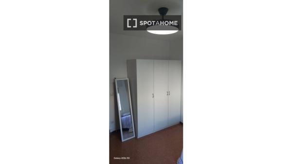 Pokój w mieszkaniu dzielonym z 4 sypialniami w dzielnicy Eixample w Barcelonie