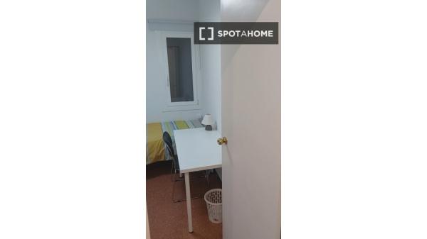 Pokój w mieszkaniu dzielonym z 4 sypialniami w dzielnicy Eixample w Barcelonie