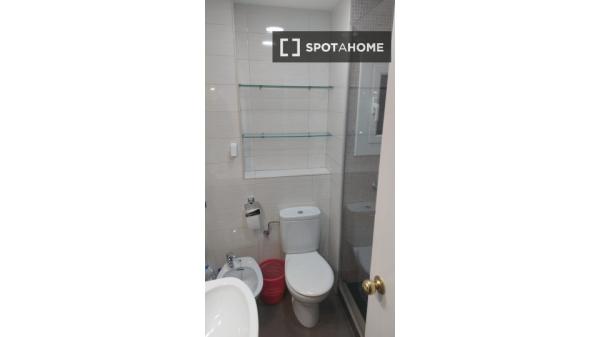 Pokój w mieszkaniu dzielonym z 4 sypialniami w dzielnicy Eixample w Barcelonie