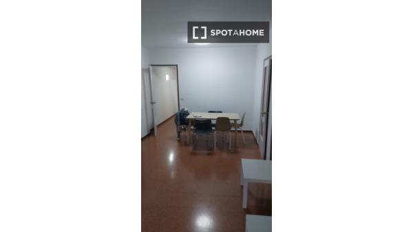 Pokój w mieszkaniu dzielonym z 4 sypialniami w dzielnicy Eixample w Barcelonie
