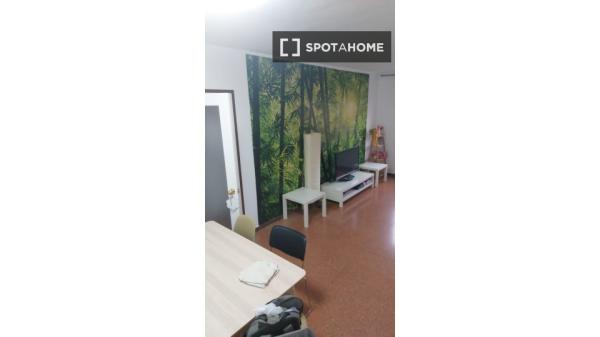 Pokój w mieszkaniu dzielonym z 4 sypialniami w dzielnicy Eixample w Barcelonie