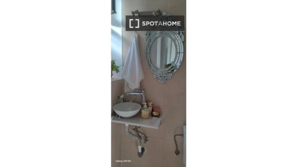 Habitación en piso compartido en madrid.