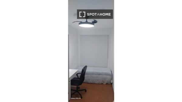 Room in shared 4-bedroom flat in Eixample, Barcelona