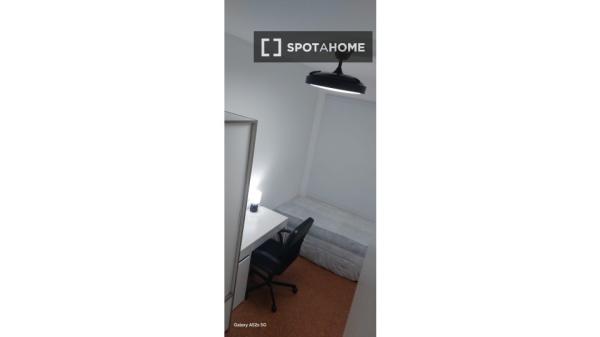 Room in shared 4-bedroom flat in Eixample, Barcelona