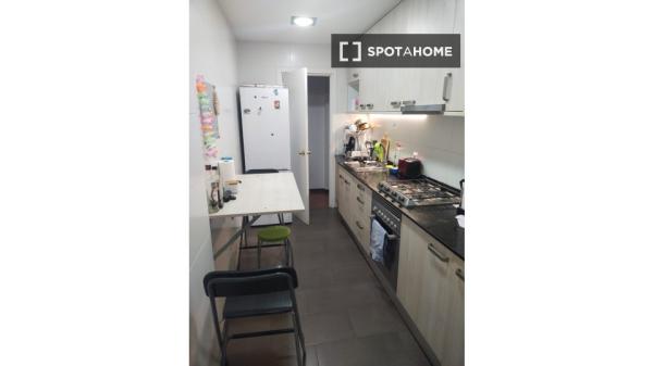 Room in shared 4-bedroom flat in Eixample, Barcelona