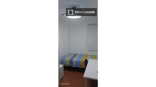 Room in shared 4-bedroom flat in Eixample, Barcelona