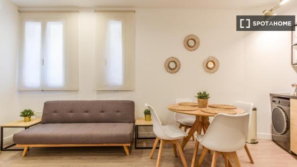 Habitación en piso compartido en alquiler en Embajadores, Madrid