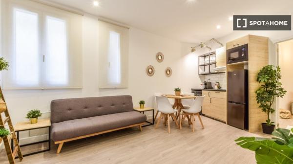 Habitación en piso compartido en alquiler en Embajadores, Madrid