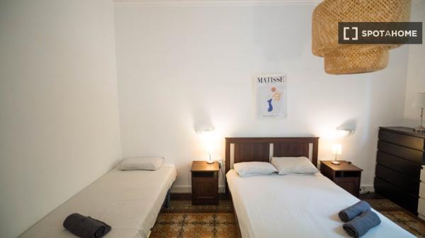 Room in shared 7-bedroom apartment in Eixample, BCN.