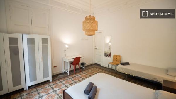 Room in shared 7-bedroom apartment in Eixample, BCN.